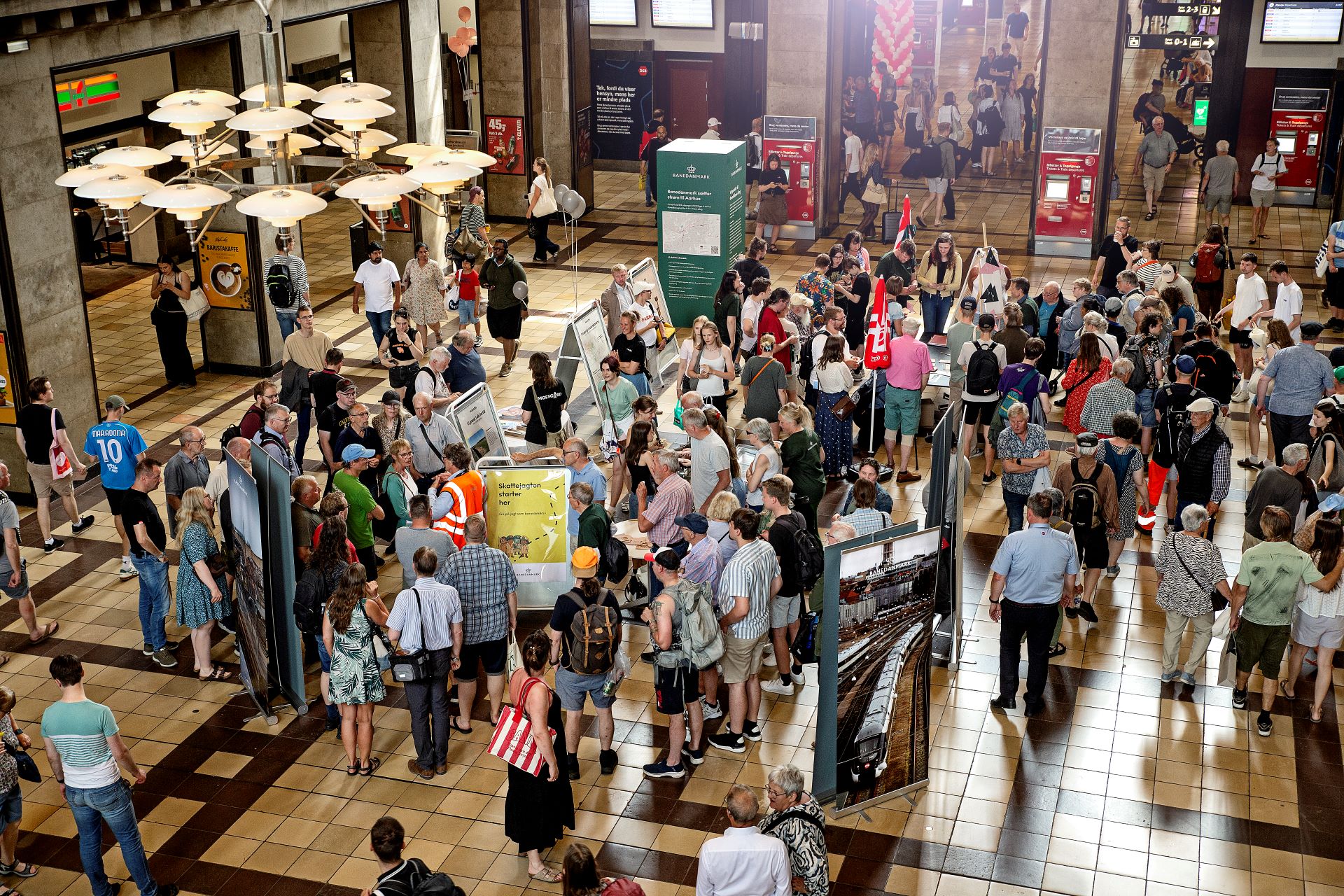 Velkomsthallen på Aarhus Hovedbanegård fyldt med nysgerrige borgere til åbent hus-arrangement