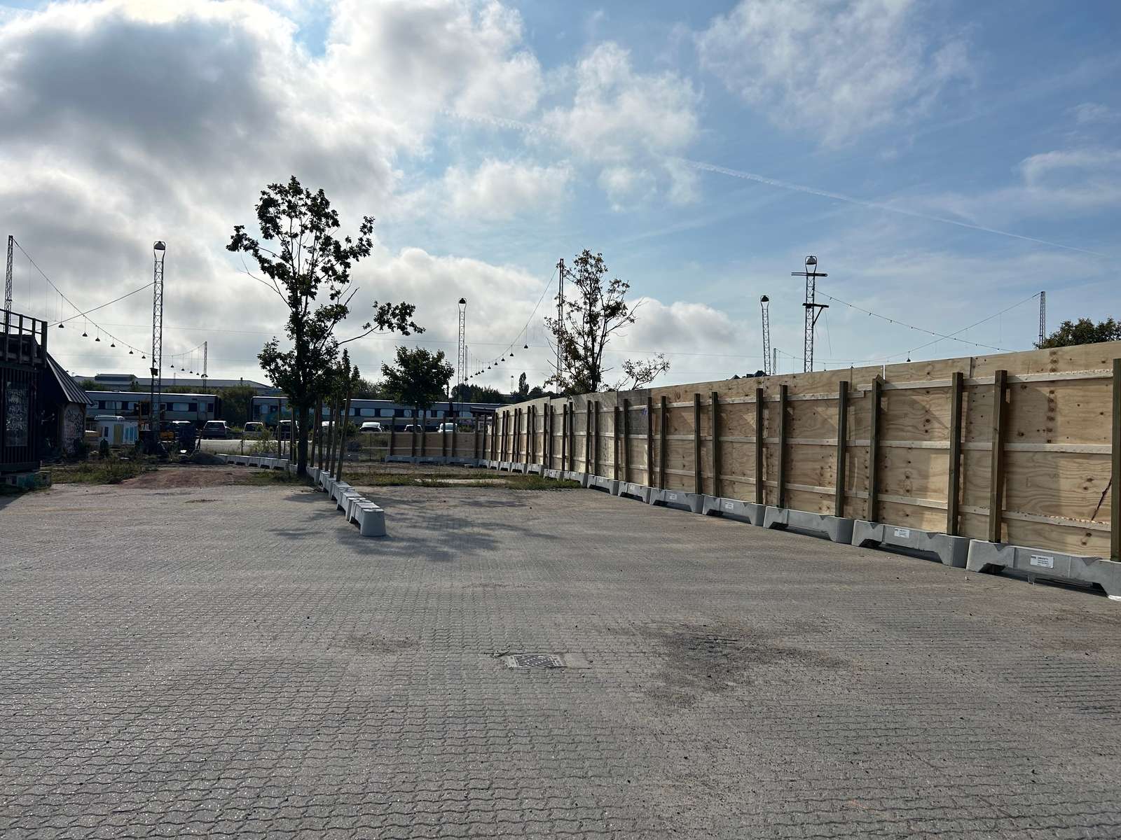 Volume Village En byggeplads er ved at blive etableret ved Thomas Koppels Gade/Volume Village. Banedanmark har i alt 11 byggepladser tilknyttet projektet, og i efteråret vil seks af dem være i brug.