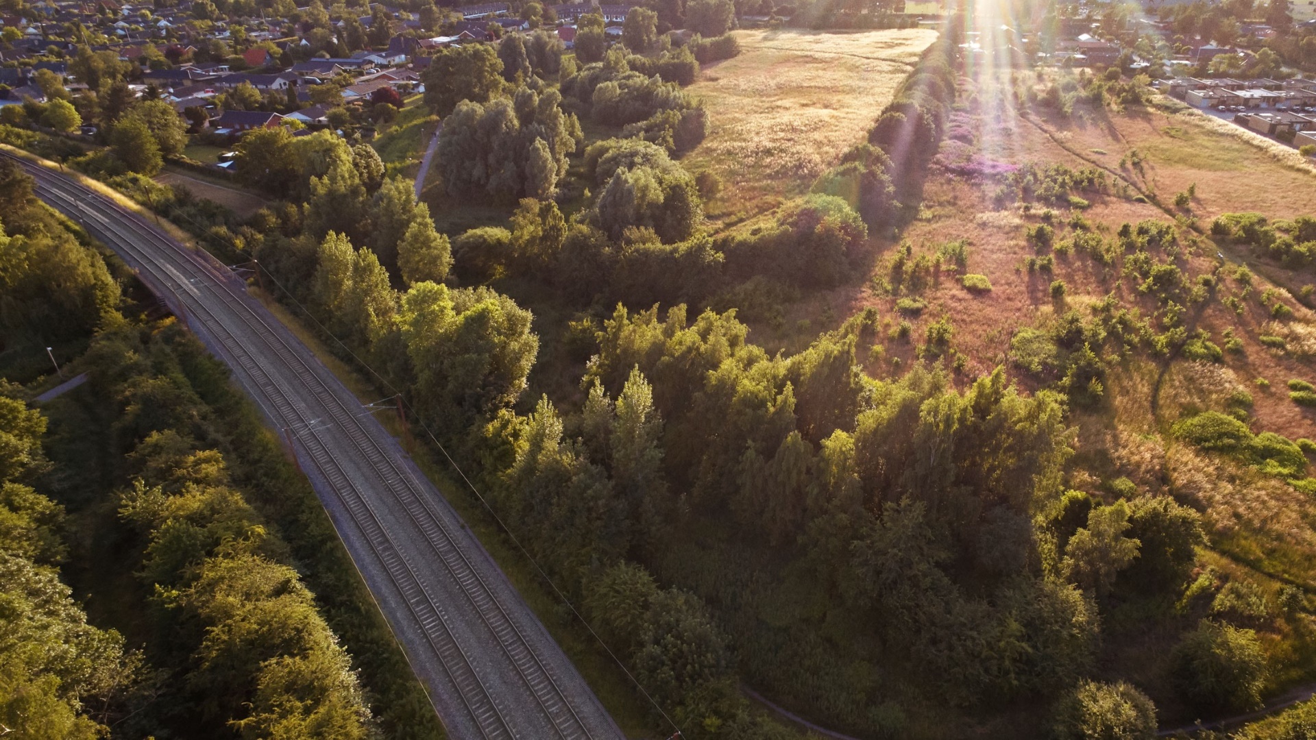 Banen i det grønne op til en by