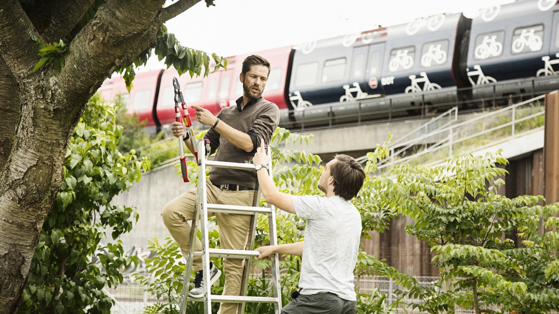 Naboer i dialog med S-tog i baggrunden