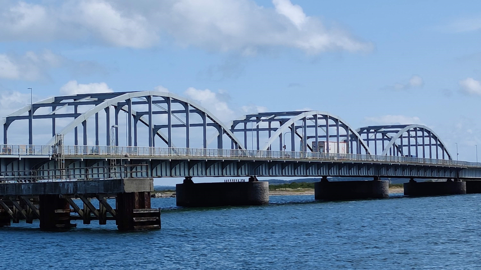 Oddesundsbroen er åben for togtrafik.