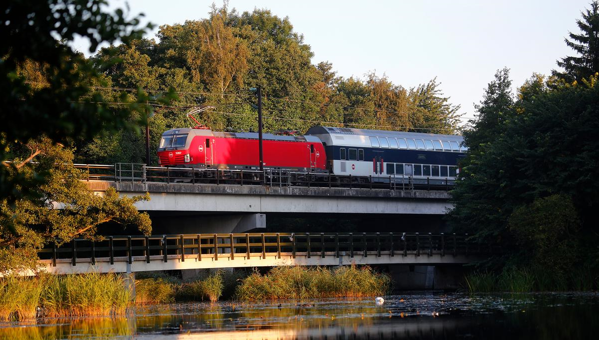 Eltog kører over sø