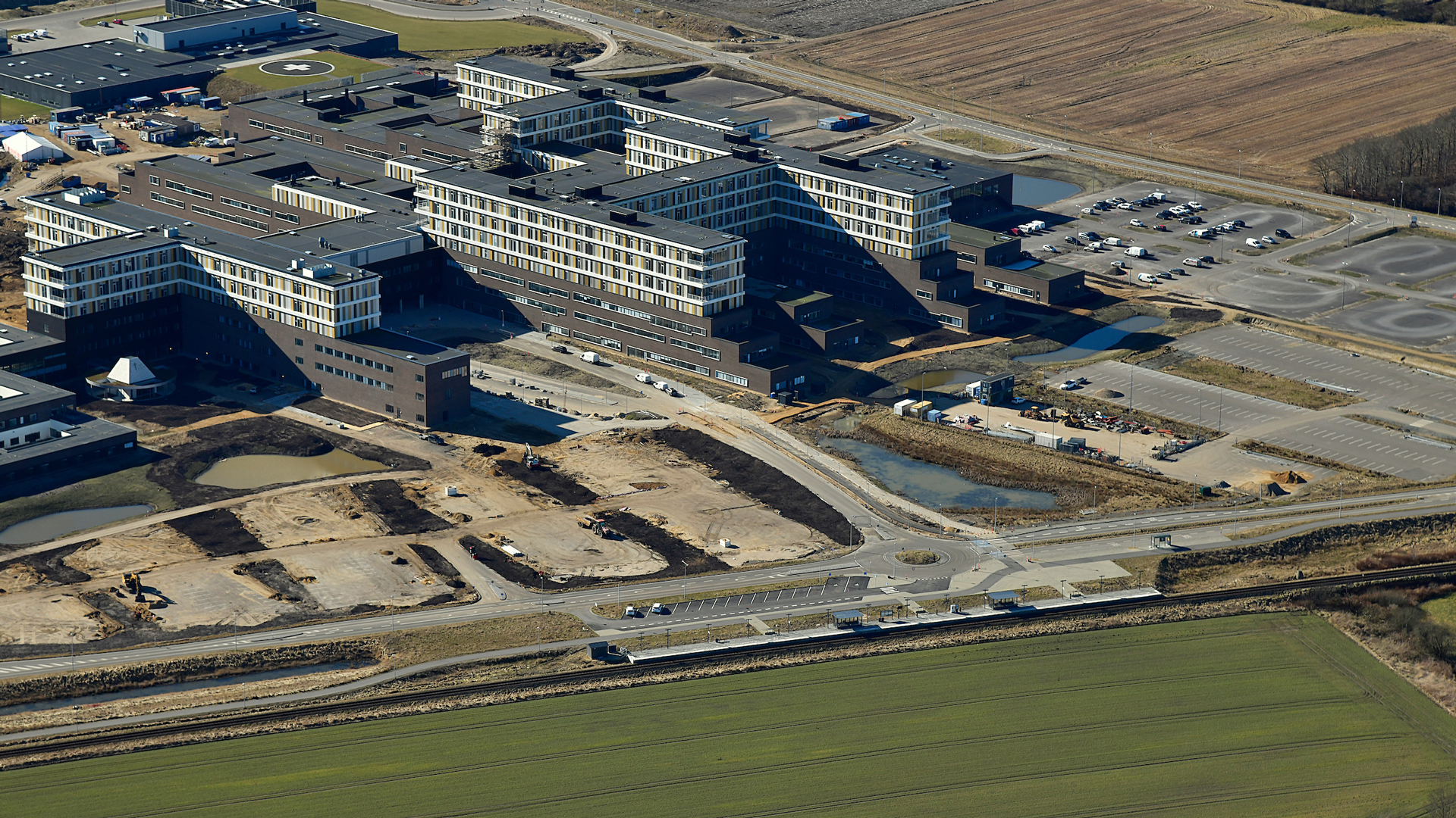 Gødstrup Station skal blandt andet betjene de knap 4000 medarbejdere samt patienter på regionshospitalet i Gødstrup (DNV-Gødstrup), som ses i baggrunden.