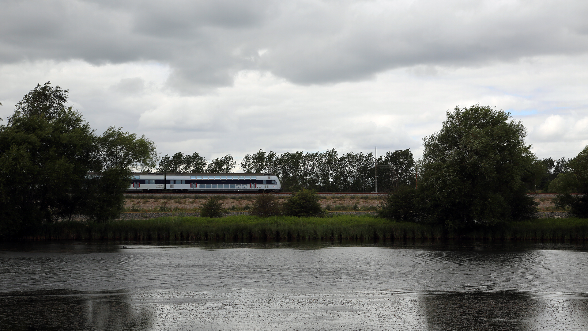 Regionaltog på Den nye bane ved Vallensbæk Sø.