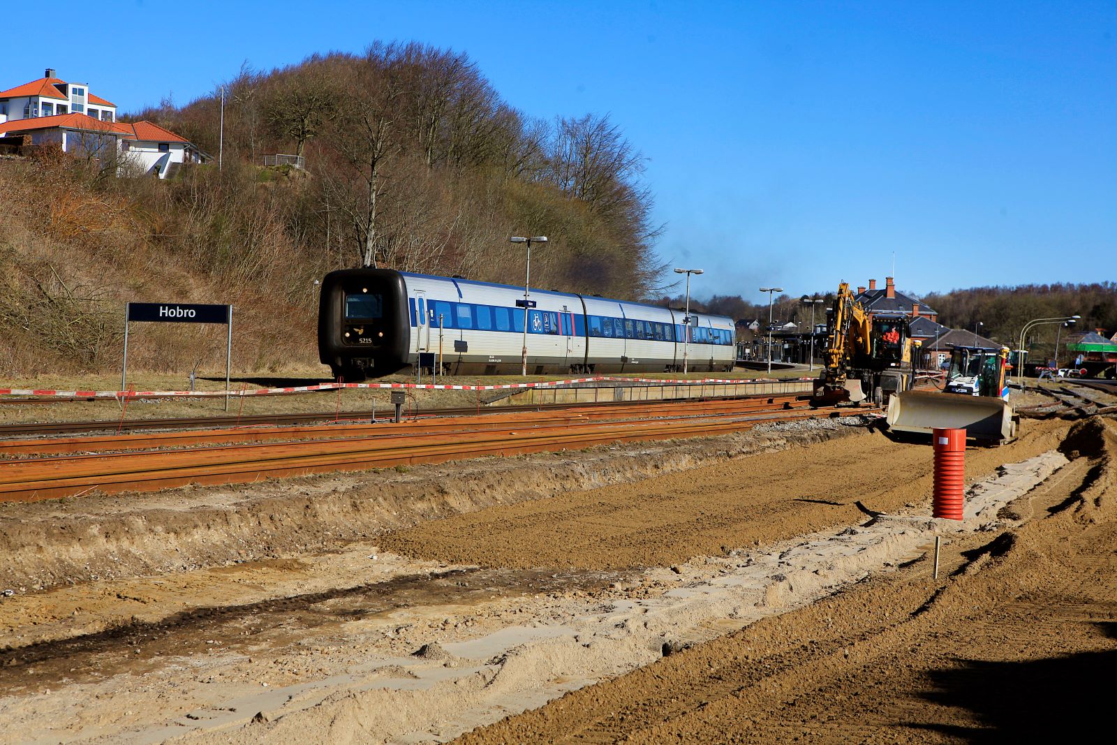 tog passerer Hobro Station