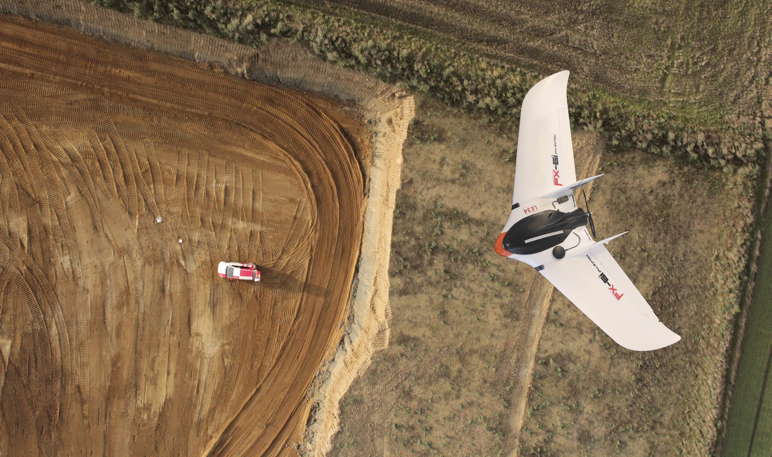 Drone flyver over mark