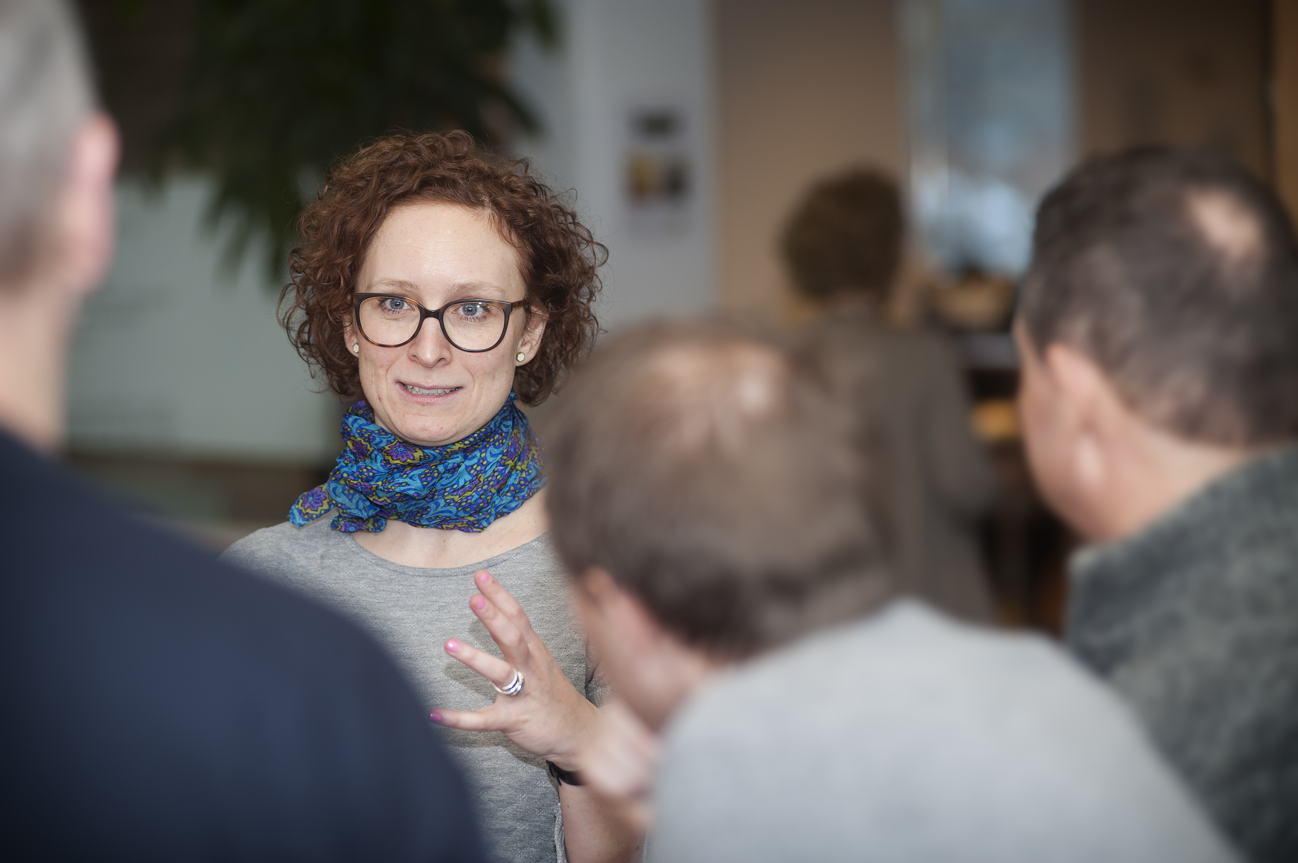 Medarbejder der taler med sine kollegaer