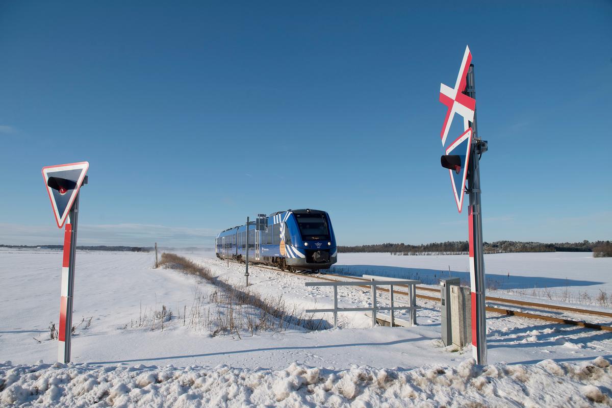 tog kører gennem snedækket landskab i Vendsyssel
