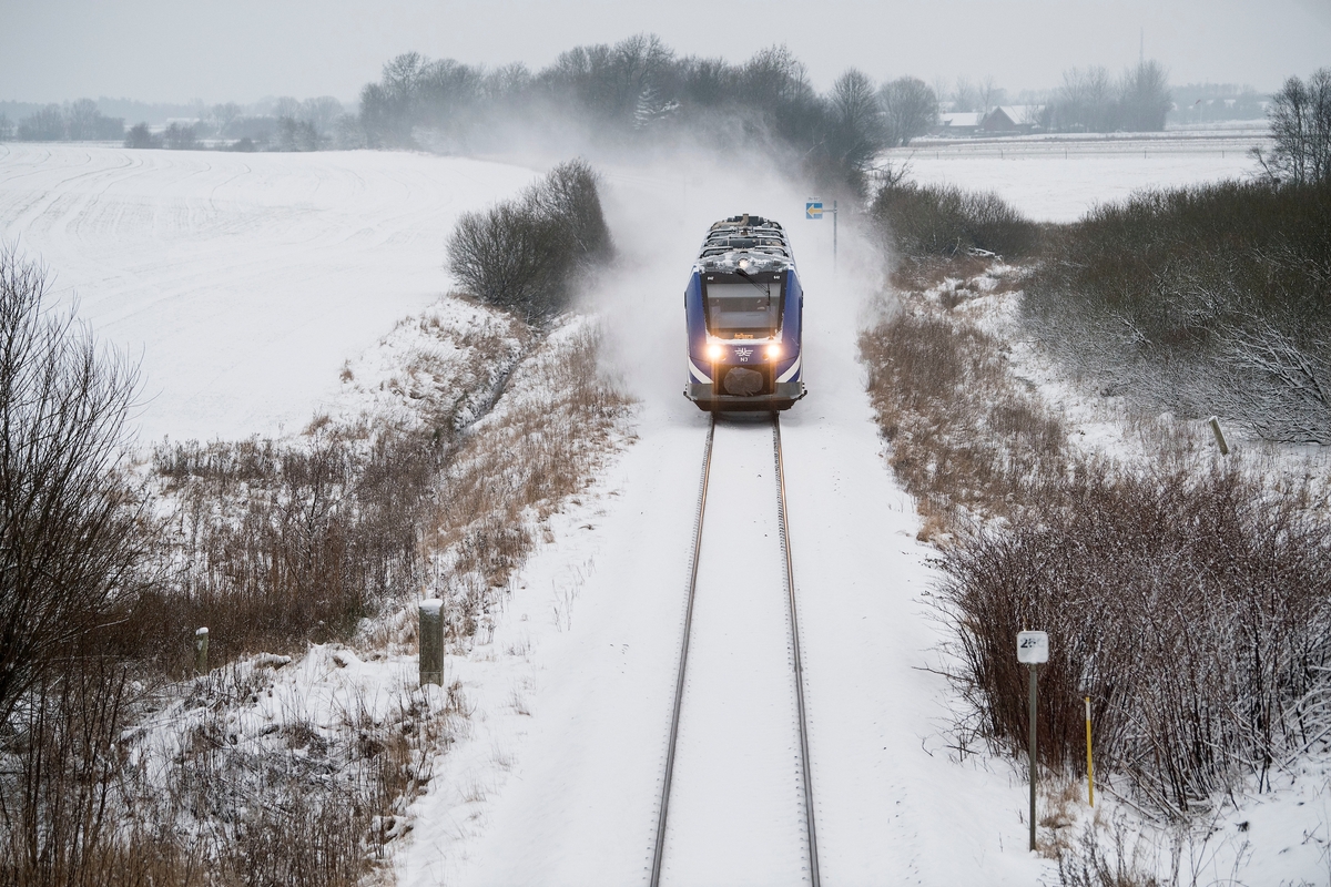 Vinterlandskab med tog på nordjysk strækning