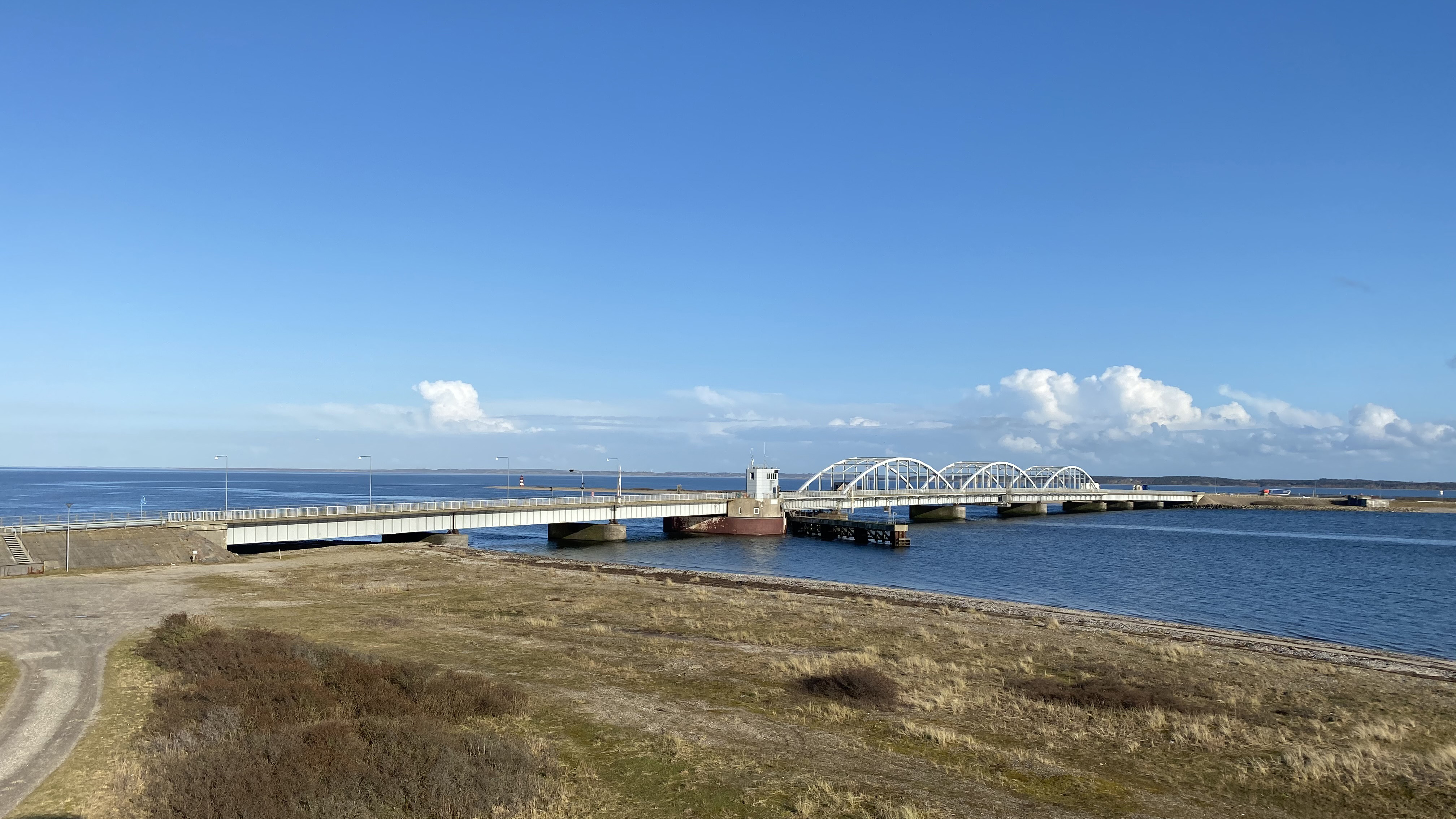 Oddesundbroen, set på afstand