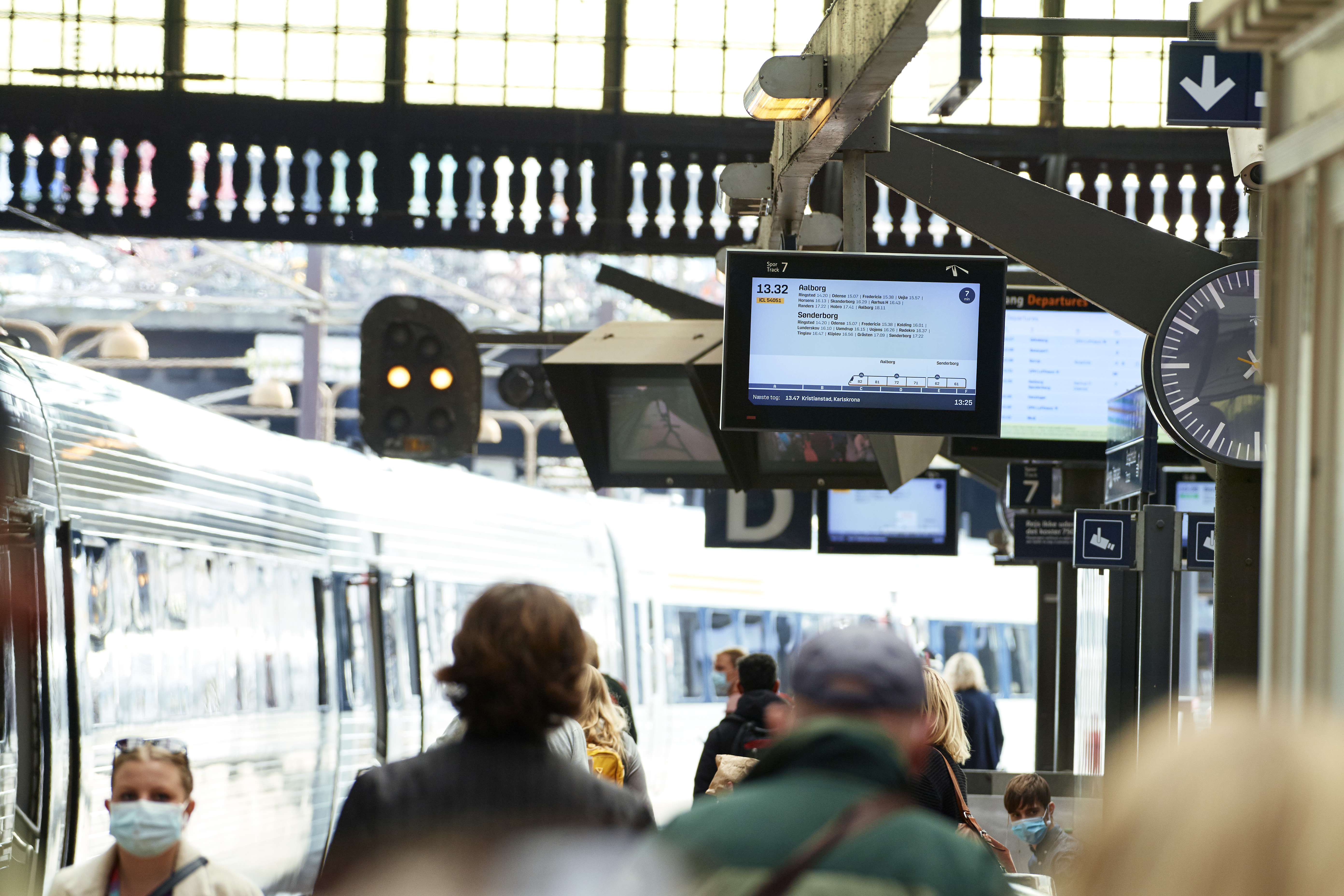 Københvans Hovedbanegård infotavler på perron