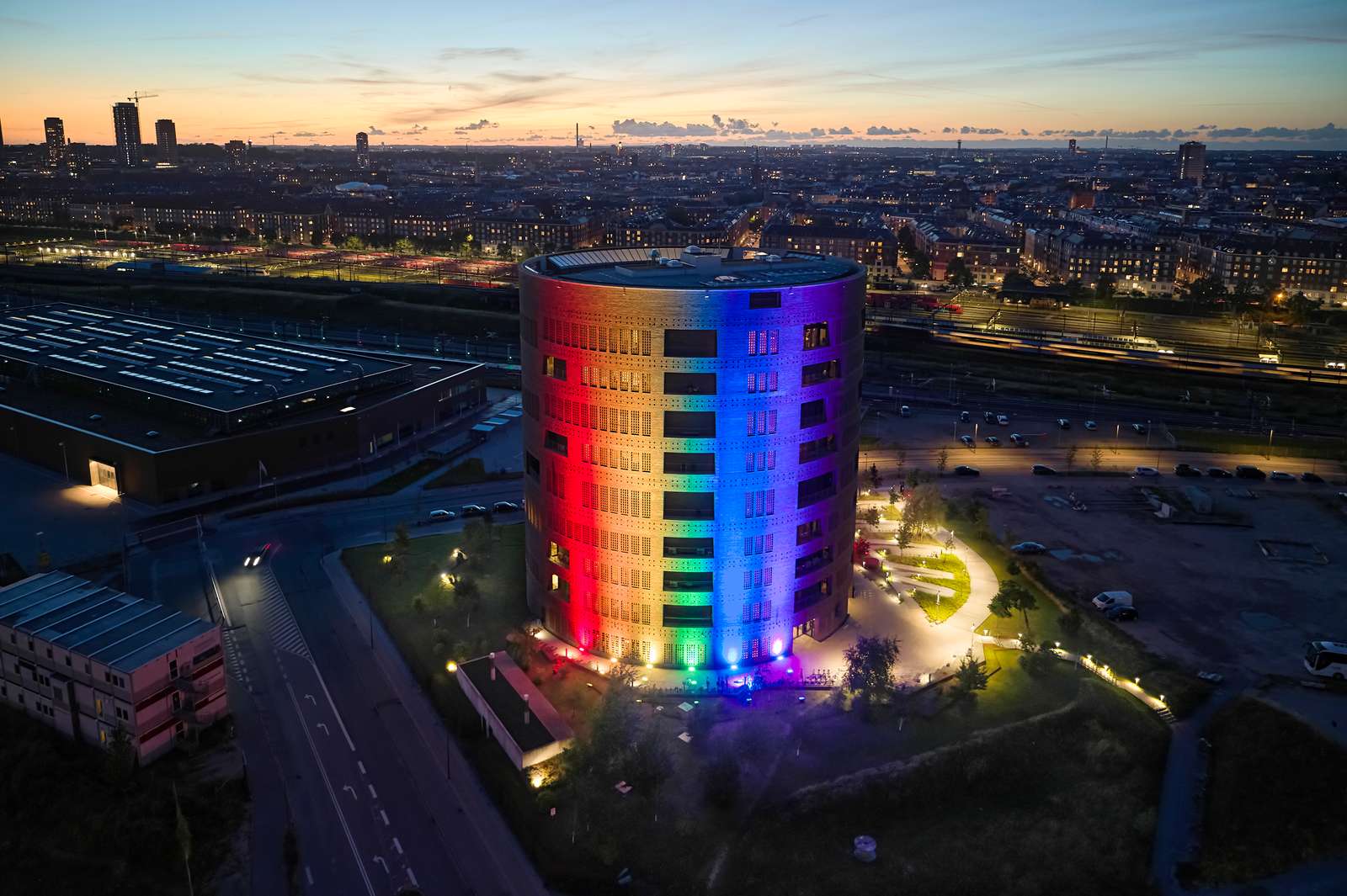 Banedanmark lyser Trafiktårnet i København op i prideugen 2025 for at markere, at der er plads til alle på banen.