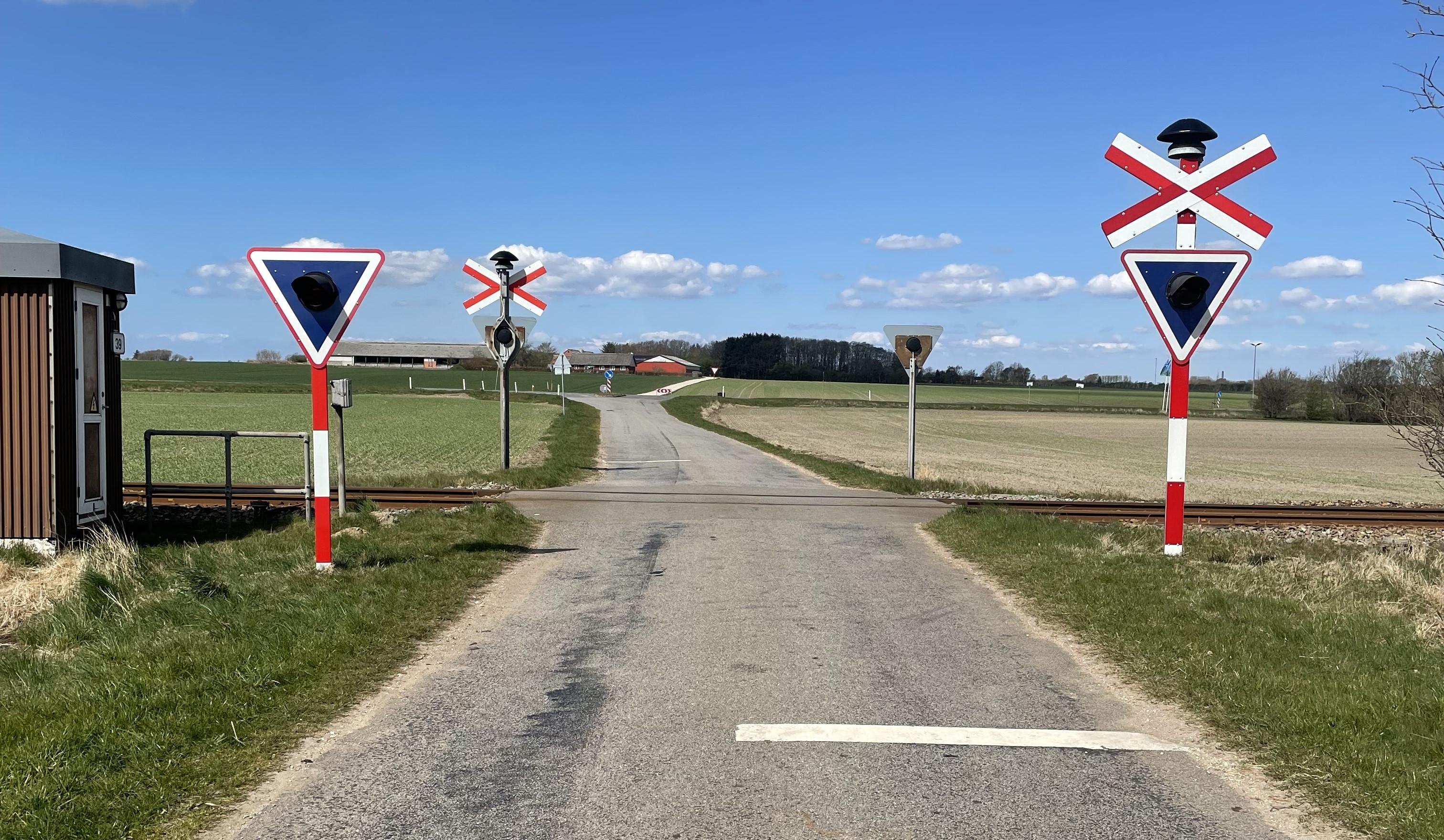 Overkørsel sikret med advarselsanlæg