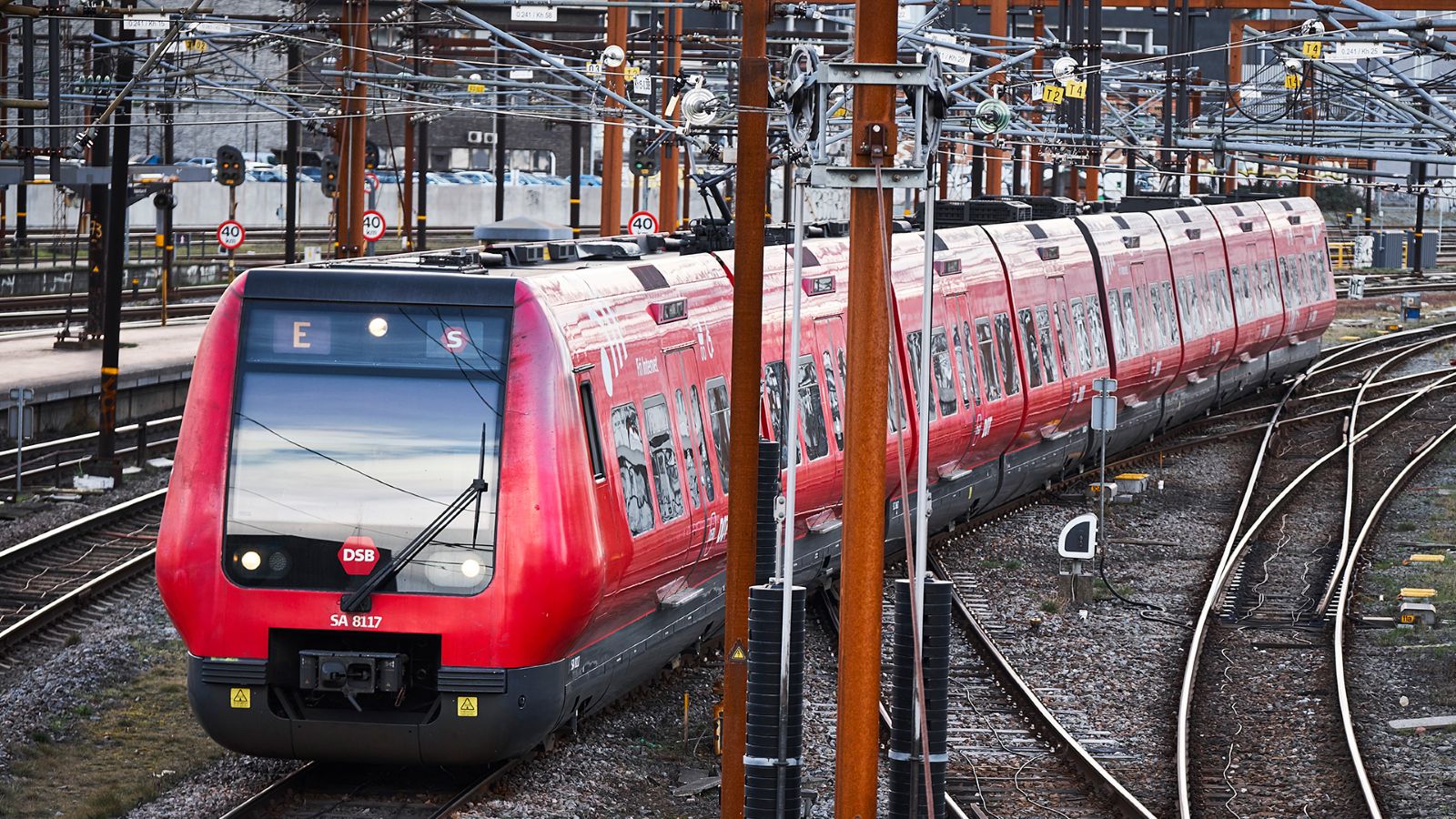 S-tog kører på banen nær København H