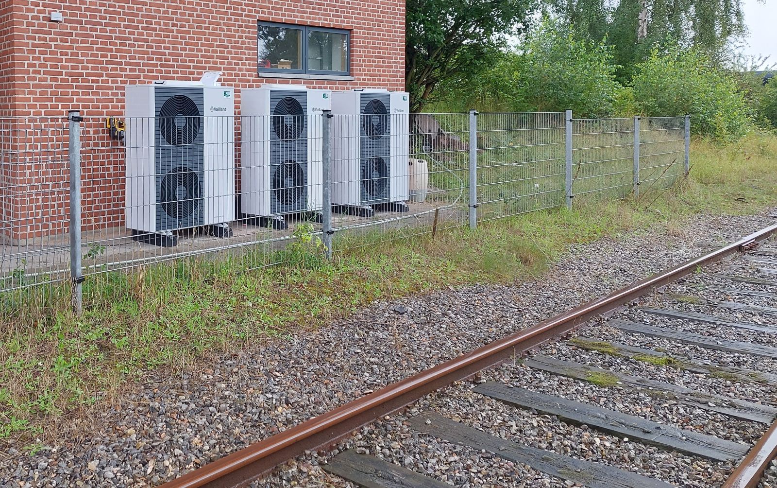 To varmepumper, som har erstattet fossil opvarmningskilde ved en af Banedanmarks bygninger